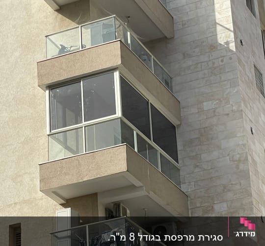מעקות אלומיניום במרפסת בניין מגורים